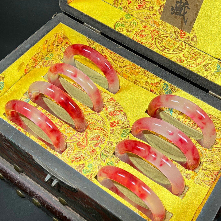精品冰种老翡翠圆条手镯女红翡冰透飘桃花红玉石正圈手环玉镯礼盒