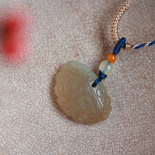 泼墨。和田玉单面工带牛鼻孔饕餮兽面纹 手工编精致复古吊坠挂件