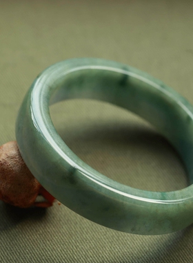 泼墨。正品天然A货硬玉正圈扁条翡翠  玉镯/手镯 内径55MM（原4千