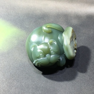 儒贤玉道特色籽料沙枣青微带猫眼带糖色猫咪如意吊坠已售