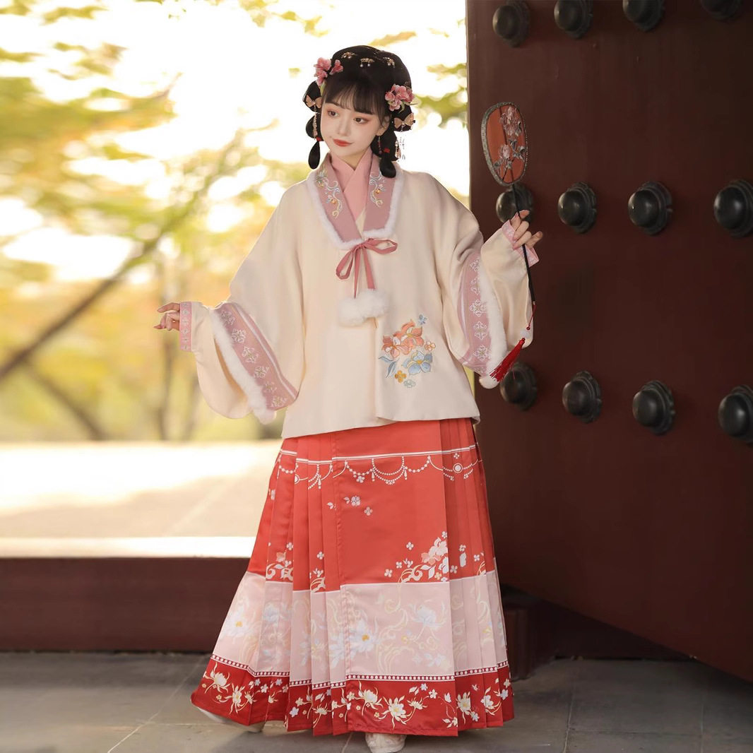 2026新款原创汉服女古风冬季加绒加厚明制短袄马面裙中国风套装