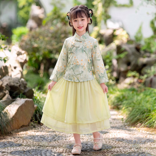 小女孩国风新中式盘扣汉服两件套