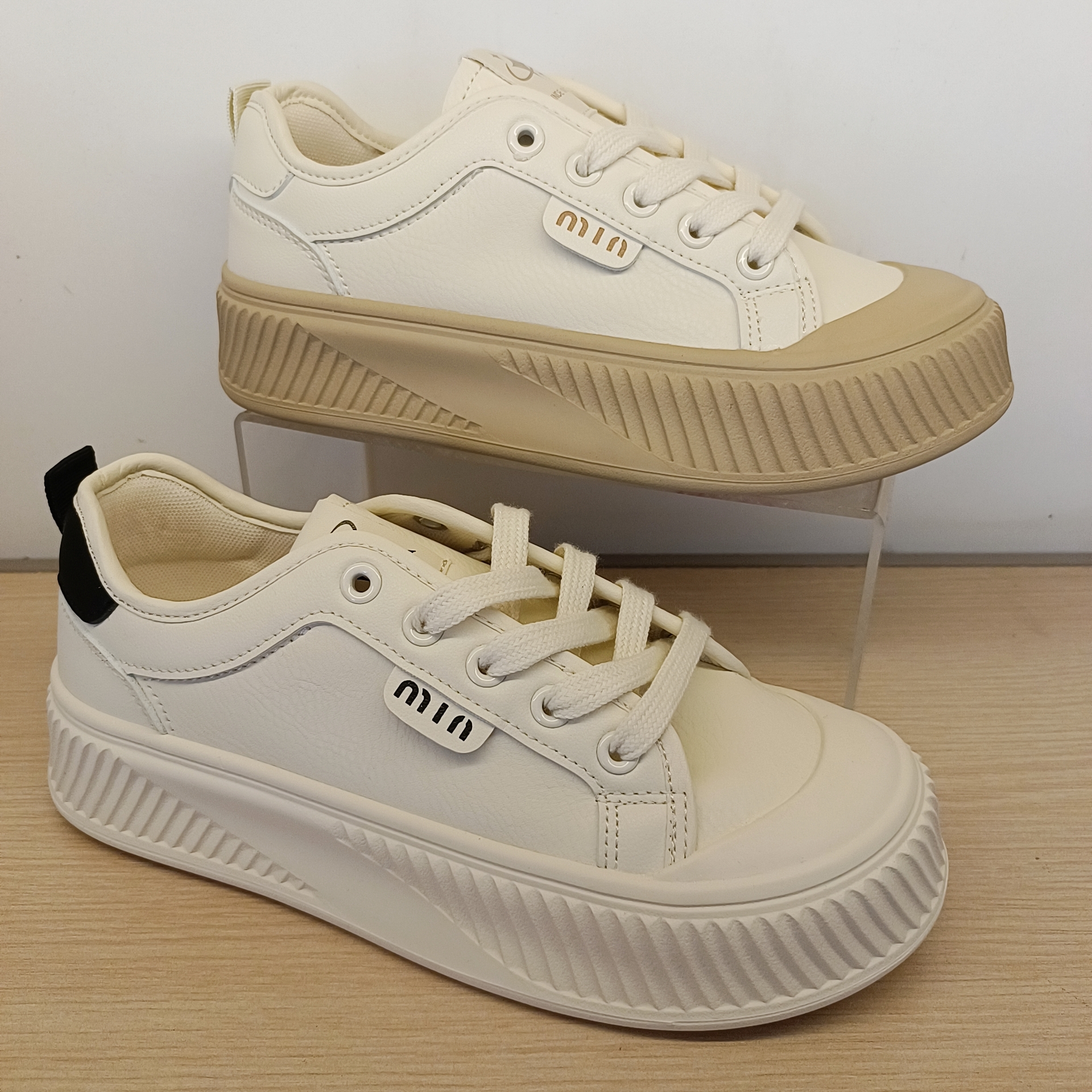 大东小白鞋女鞋2025秋季新款时尚休闲简约百搭舒适平底板鞋7585