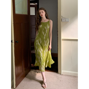 ZHUYIYI 7/7 20点上新 新款高级感草绿色连衣裙女夏细吊带收腰