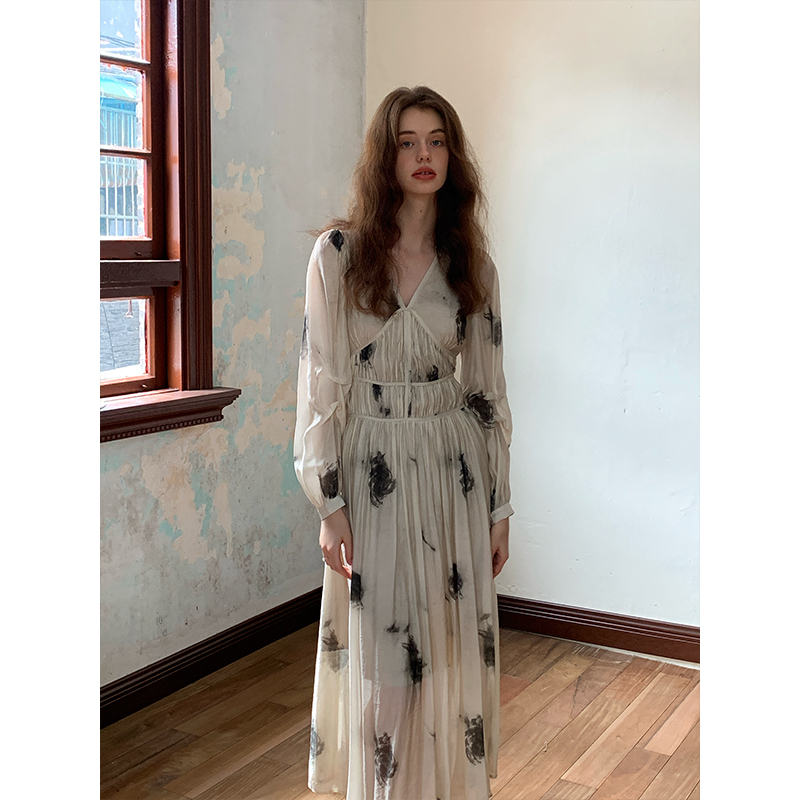 法式A字裙玫瑰印花V领天丝晕染