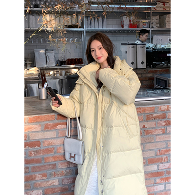 黄色连帽长款过膝加厚保暖羽绒服