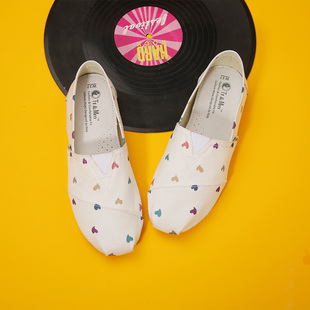 浅口平底一脚蹬舒适懒人布鞋 白色爱心印花帆布鞋 汤姆斯女鞋 Tt&Mm