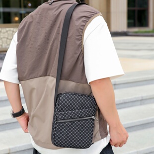 斜挎包男士轻便通勤外出手机挎包男款潮牌高级感高颜值单肩小包男