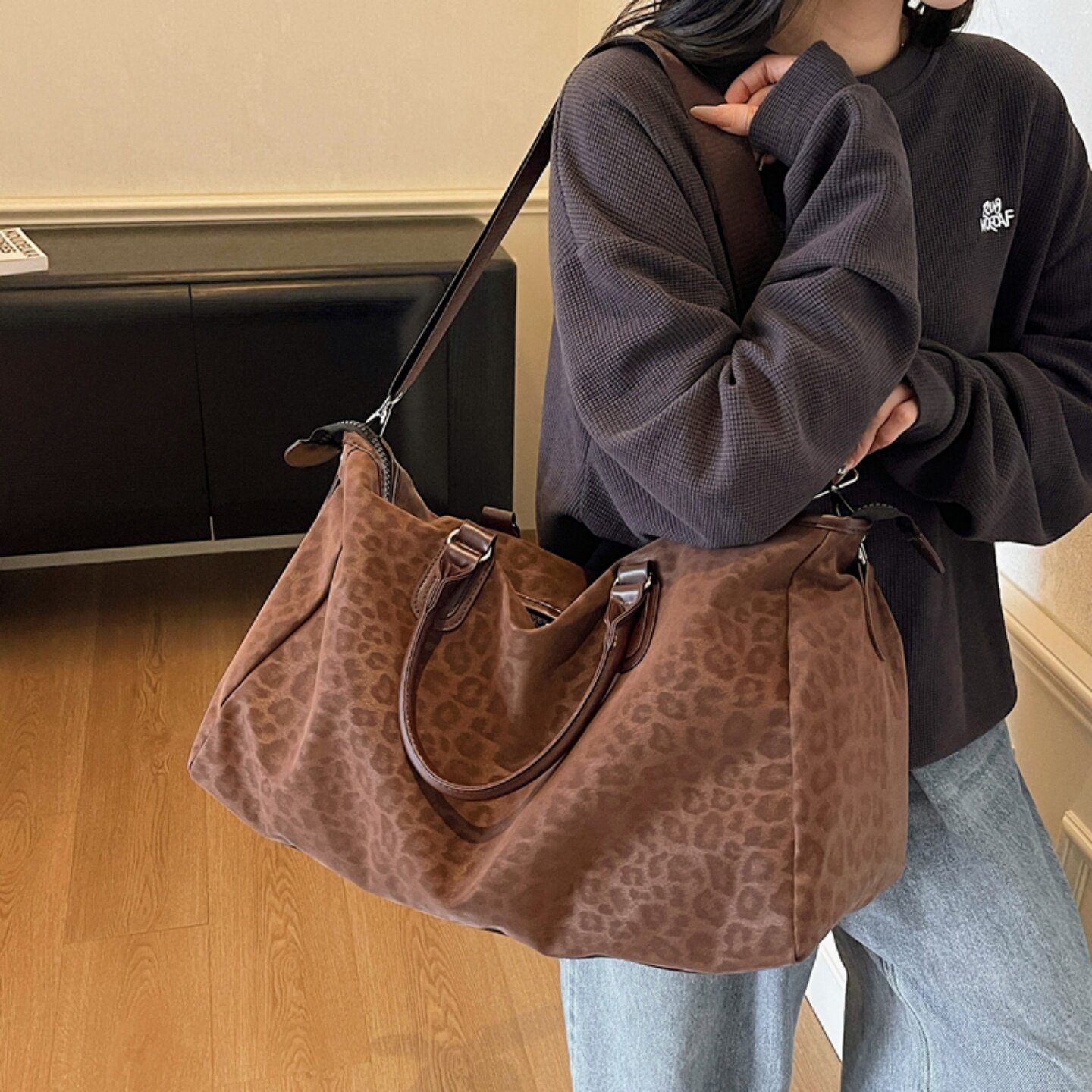 短途旅行包女新款时尚豹纹包包复古百搭大容量手提两用斜挎行李袋