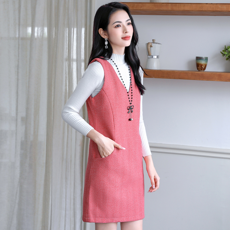 无袖亮红色毛呢背心裙V领宽松直筒2025秋冬新款休闲马甲连衣裙