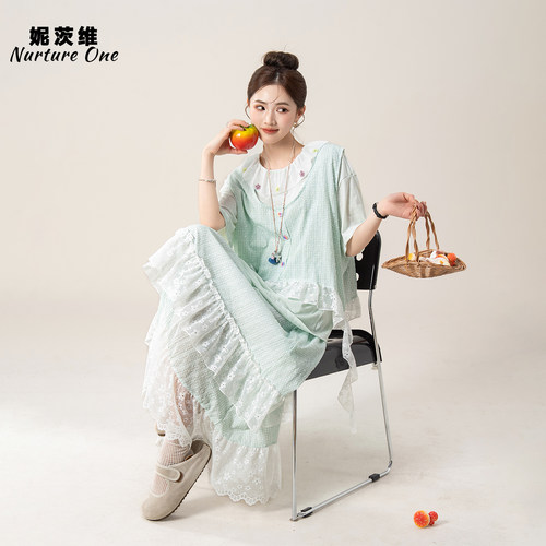 妮茨维【田园牧歌】绿色蕾丝拼接马甲背心女夏季穿搭格子长裙套装
