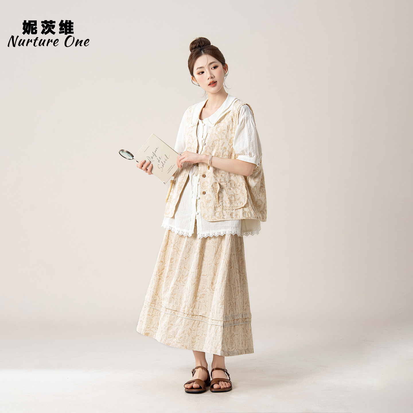 妮茨维【提花织韵】杏色棉麻马甲女不费力穿搭衬衫压褶半身裙套装