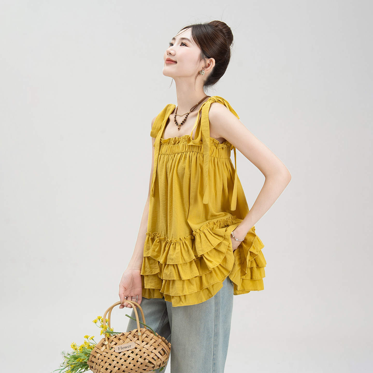 黄色荷叶边度假吊带背心女夏季穿搭韩系甜美绑带宽松显瘦无袖上衣