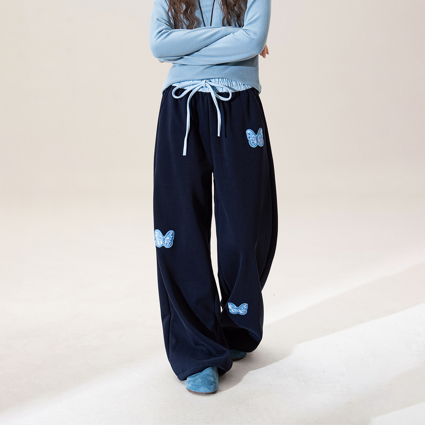 蓝色蝴蝶贴布刺绣直筒阔腿休闲裤女冬季新款宽松显瘦垂感运动卫裤