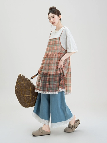 Белая летняя футболка с коротким рукавом, кружевное джинсовое платье-комбинация, штаны