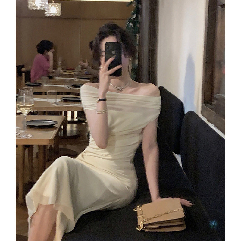 法式性感一字领露肩背白色礼服轻奢小众高端级名媛气质收腰连衣裙