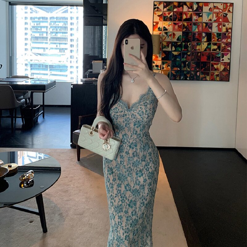 性感V领礼服轻奢小众高端级气质名媛晚宴年会收腰显瘦蕾丝连衣裙