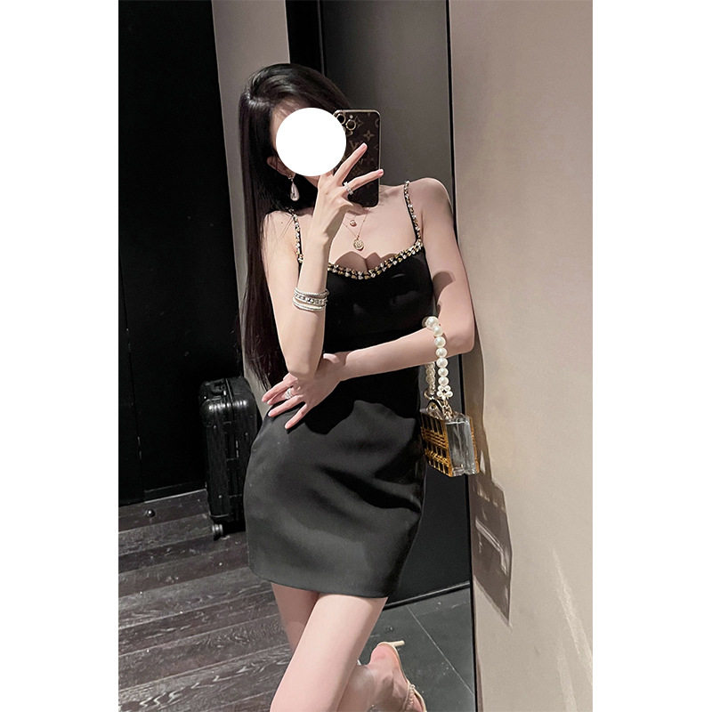 法式性感吊带露肩背黑色礼服女轻奢小众高端级名媛气质收腰连衣裙