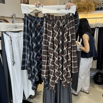 十三行2025秋冬新款复古港风中长款不规则显瘦百搭格子半身裙8052