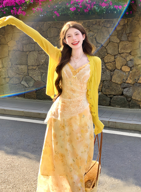 出游明媚多巴胺穿搭套装裙子女夏季绝美黄色碎花吊带连衣裙两件套