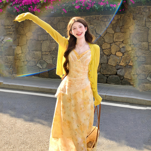 出游明媚多巴胺穿搭套装裙子女夏季绝美黄色碎花吊带连衣裙两件套