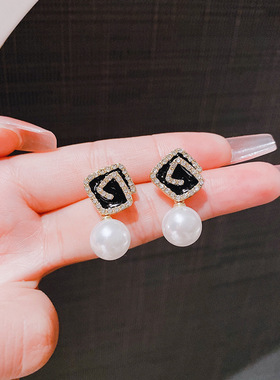 日韩轻奢高级感耳钉小众设计网红气质珍珠耳环2024新款潮百搭耳饰