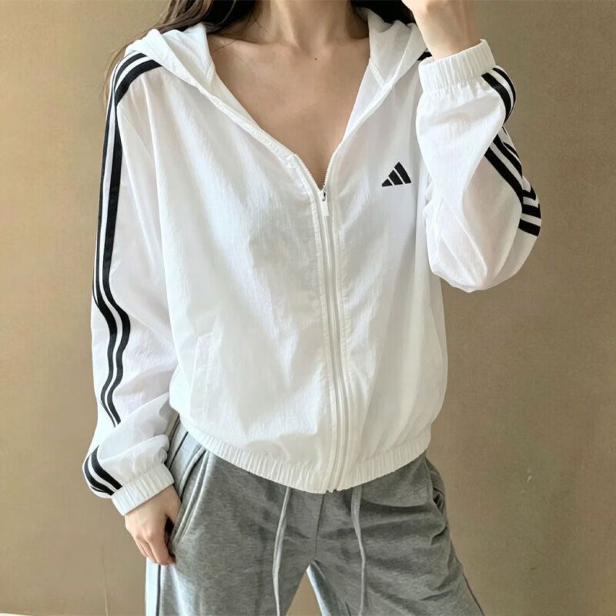 阿迪达斯adidas女装秋季新款防风服夹克经典运动连帽外套KX0783