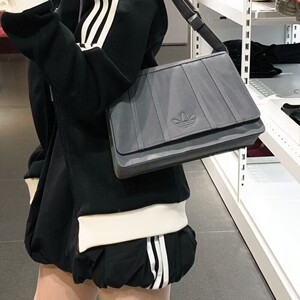 阿迪达斯三叶草女包运动单肩包挎包牛仔包腋下包休闲拎包JW3990