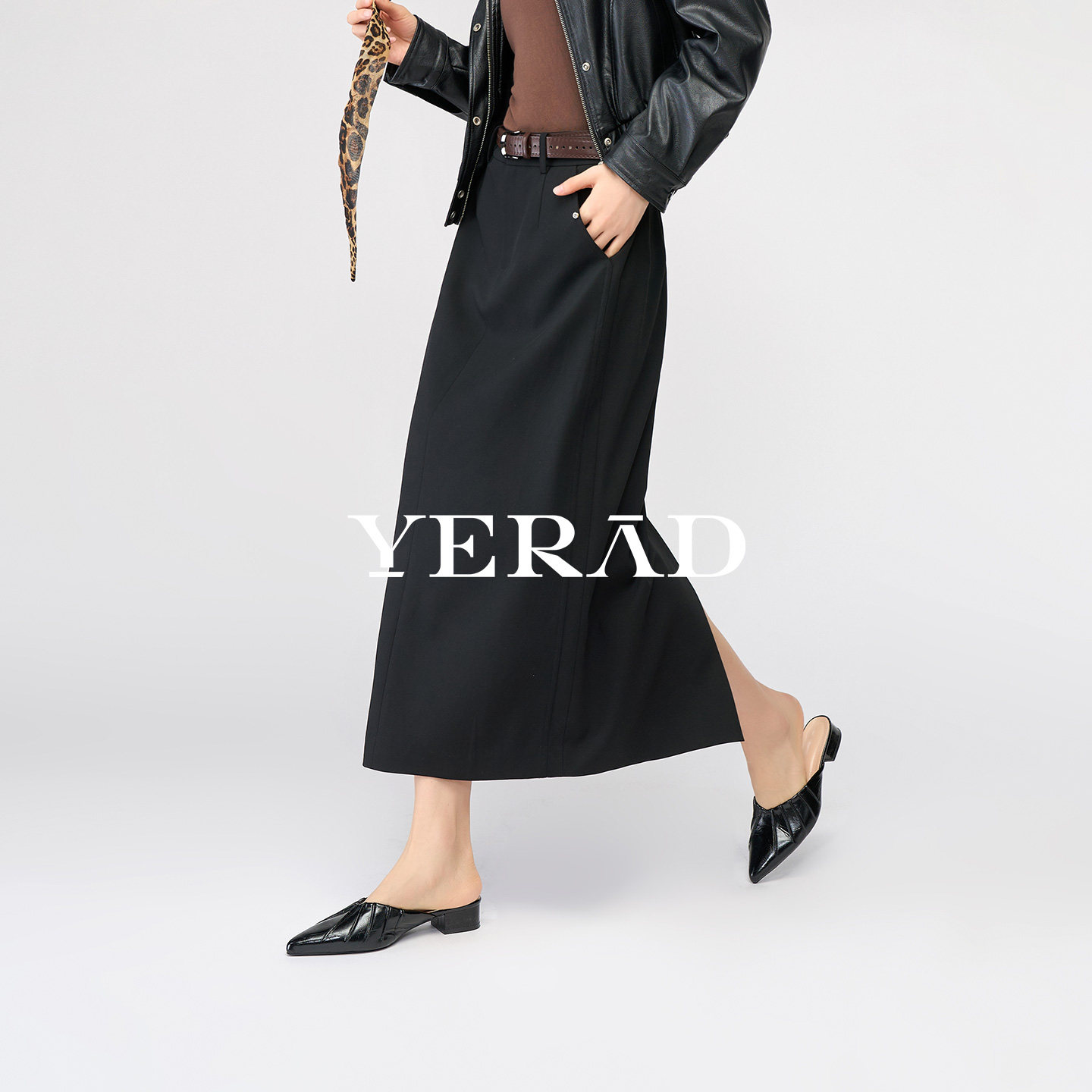 娅丽达通勤简约直筒半身裙女2026春季新款百搭裙子醋酸黑色长裙
