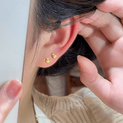 金色迷你招财福袋小耳钉简约百搭养耳洞耳环女睡觉免摘轻奢耳饰品