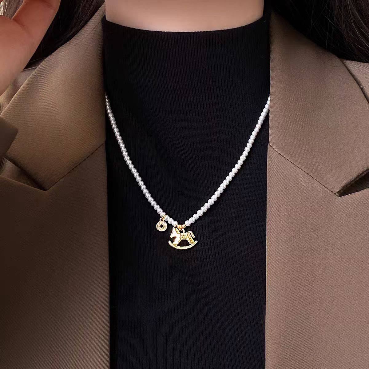 精致小马珍珠项链女复古轻奢高级感毛衣链小众设计秋冬挂脖配饰品,饰品/流行首饰/时尚饰品新,项链,淘宝优惠券,粉丝福利购,淘宝优惠卷