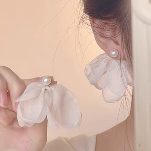 白色花瓣珍珠耳钉高级感小众冷淡风耳环女超仙气质温柔甜美耳饰品