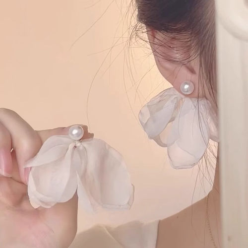 白色花瓣珍珠耳钉高级感小众冷淡风耳环女超仙气质温柔甜美耳饰品