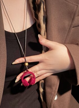 复古红色植绒耳机吊坠项链女高级感轻奢小众设计毛衣链百搭配饰品