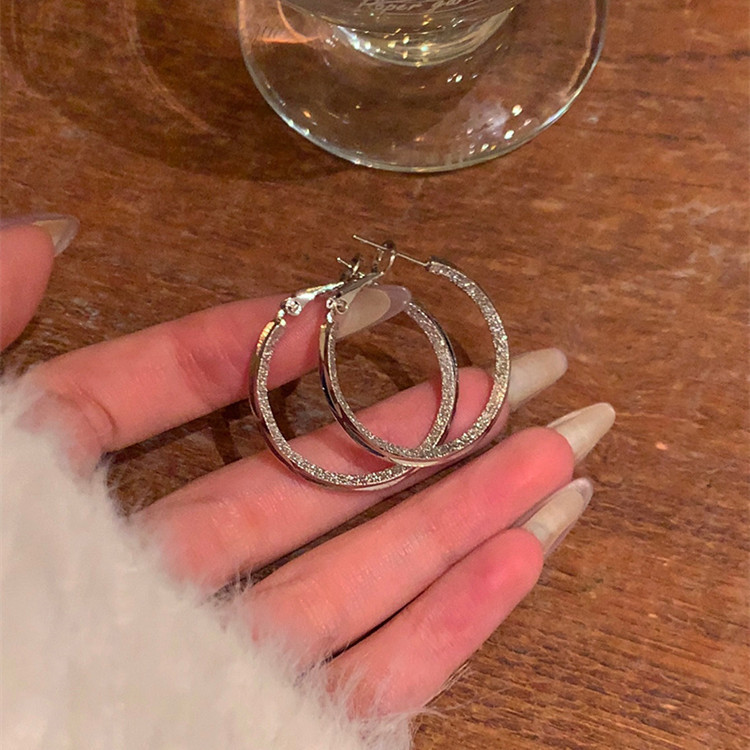 银色简约素圈耳环女个性时尚高级感轻奢耳圈超闪冷淡风圆脸耳饰品