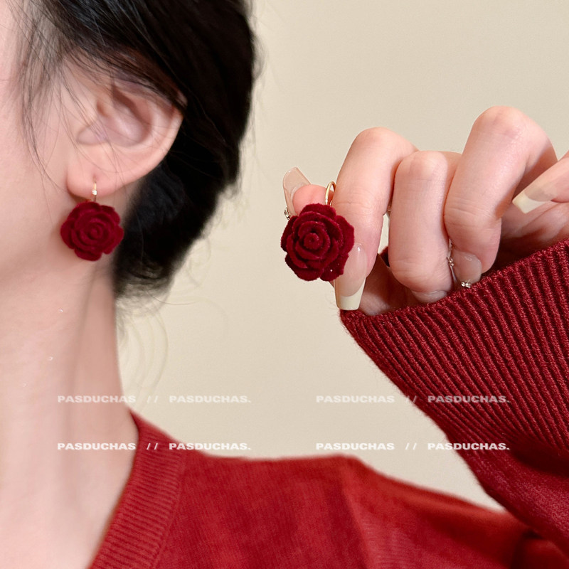 酒红色植绒玫瑰花朵耳扣气质复古港风耳环女高级感轻奢秋冬耳饰品,饰品/流行首饰/时尚饰品新,耳环,淘宝优惠券,粉丝福利购,淘宝优惠卷