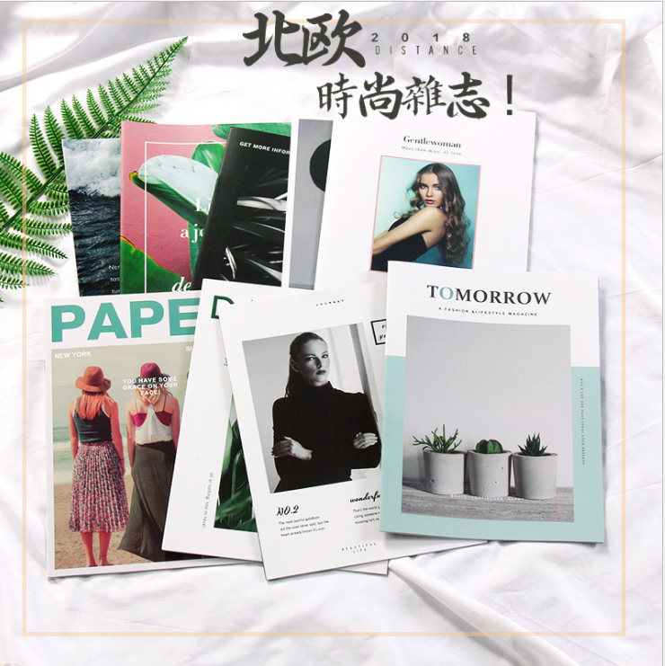 影楼时尚街拍欧美报纸杂志网红手拿英文海报外景旅拍创意拍摄道具