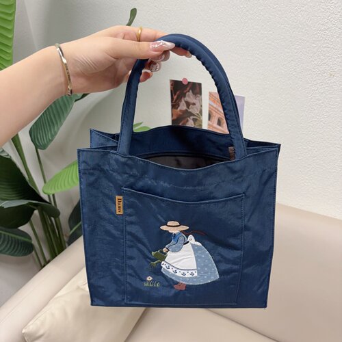 韩国可爱花裙浇花女孩刺绣托特包