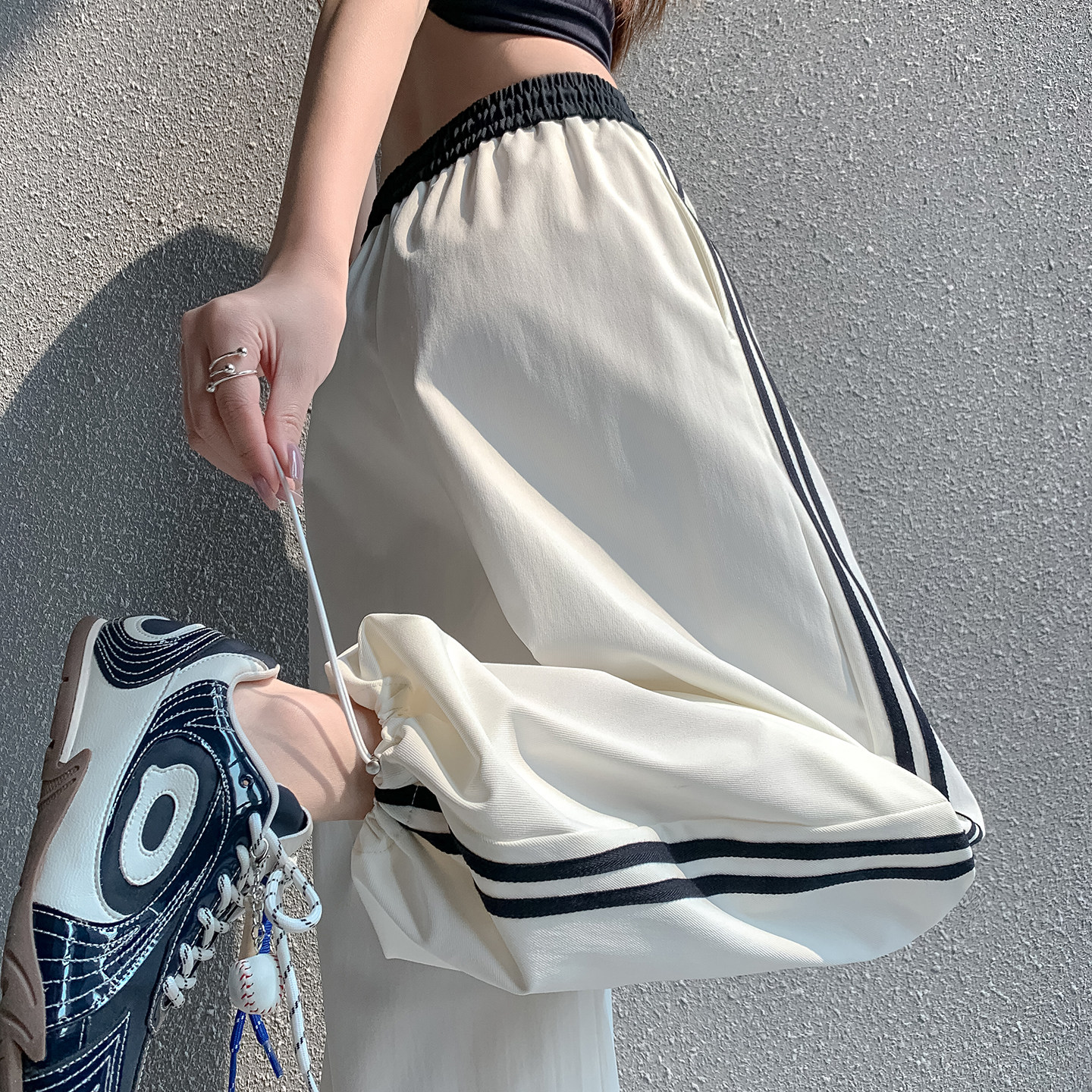 实拍条纹运动裤女夏季薄款2026新款冰丝阔腿休闲健身美式跳舞裤子