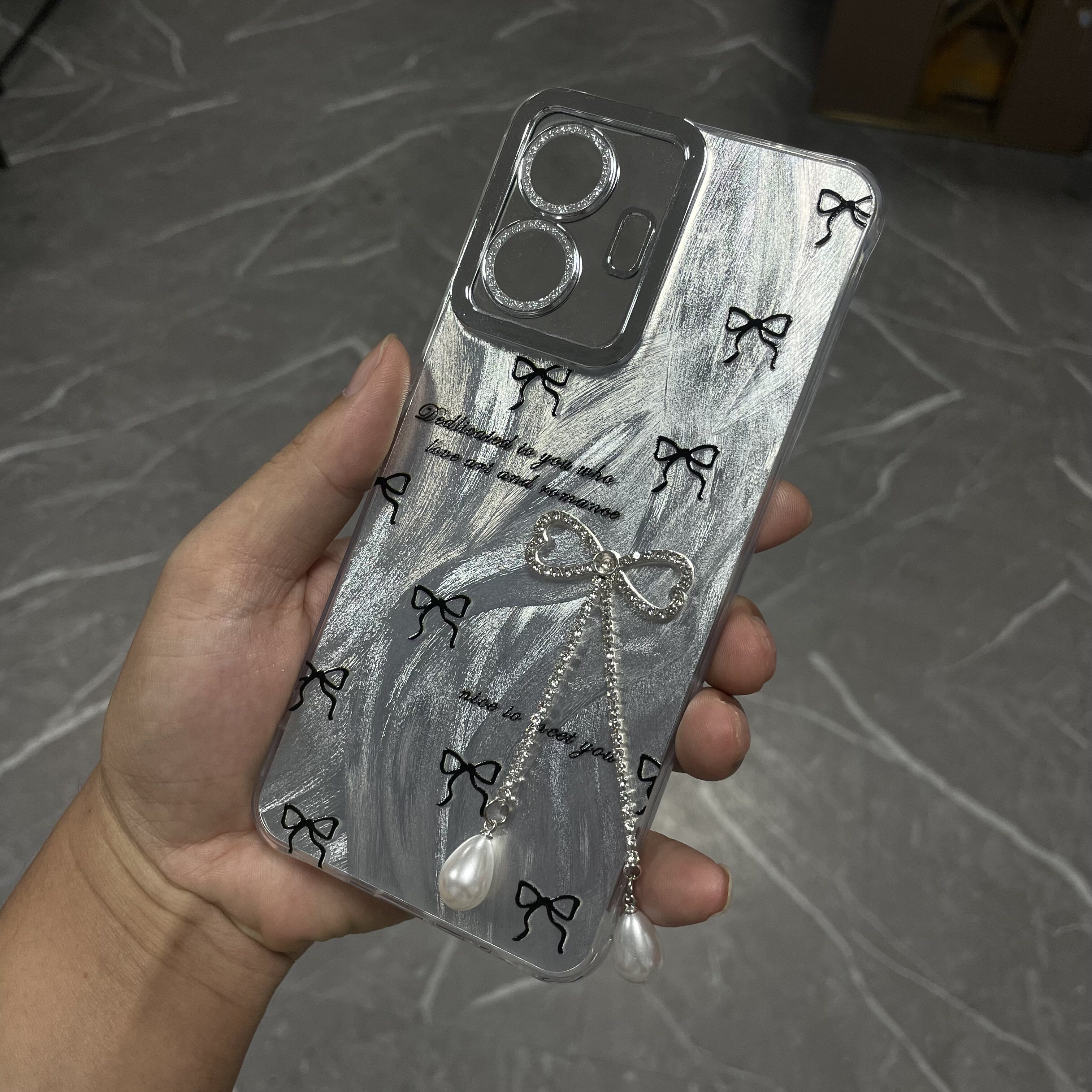 镭射羽纱蝴蝶结珍珠流苏吊坠手机壳适用苹果17新款手机壳iPhone16pro闪粉13全包镜头膜华为荣耀vivo小米oppo