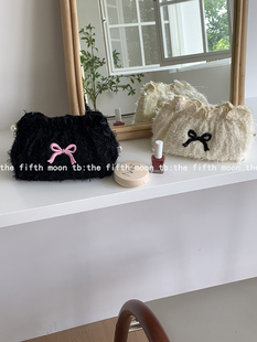 thefifthmoon可可爱爱黑粉蝴蝶结羽毛感小众云朵包化妆包收纳包