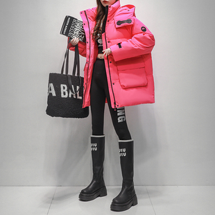 久拉拉玫红色连帽羽绒服女中长款2025冬季新款白鸭绒宽松加厚外套