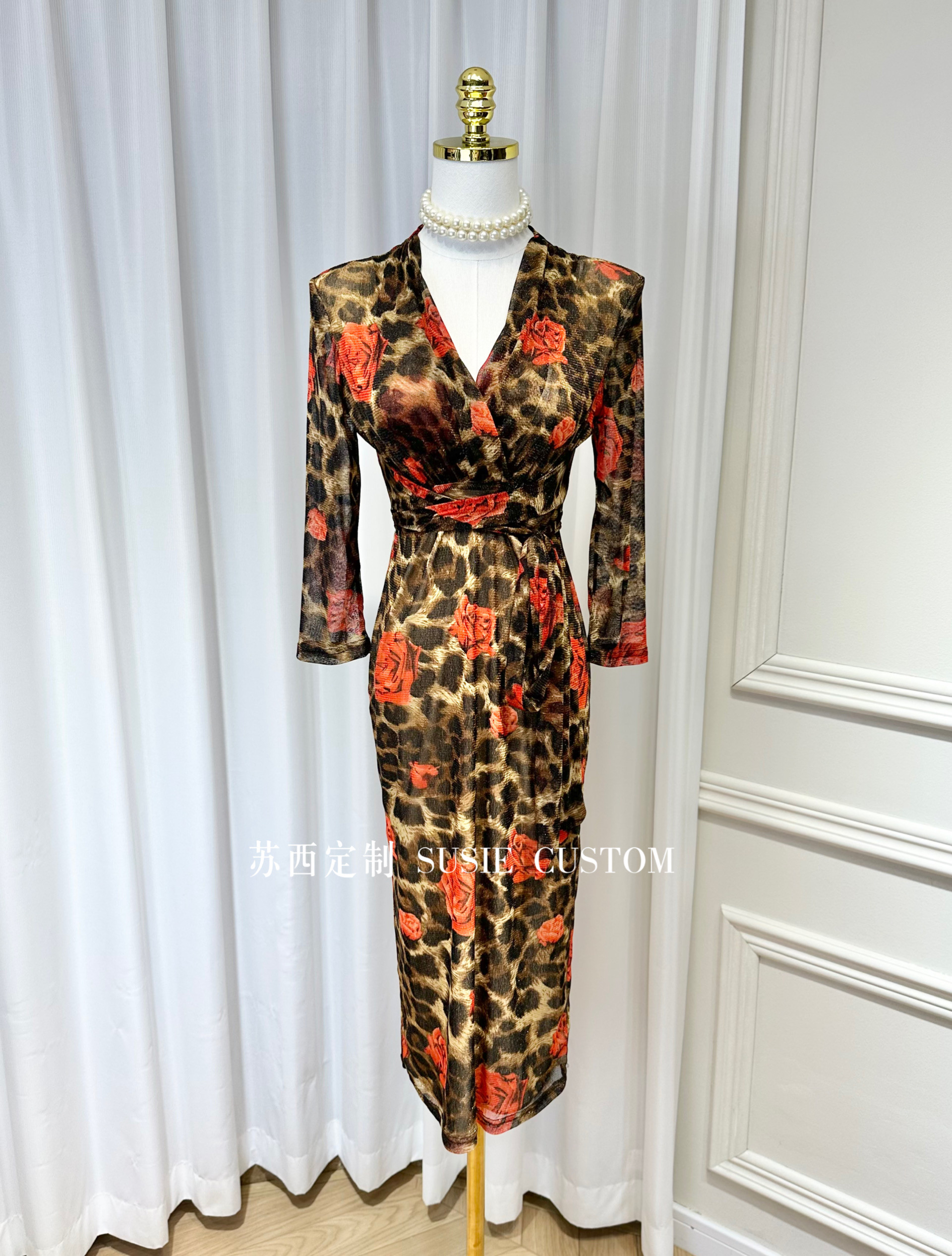 气质女人显身材V领垫肩七分袖亮丝线软纱绑带收腰中长豹纹印花裙