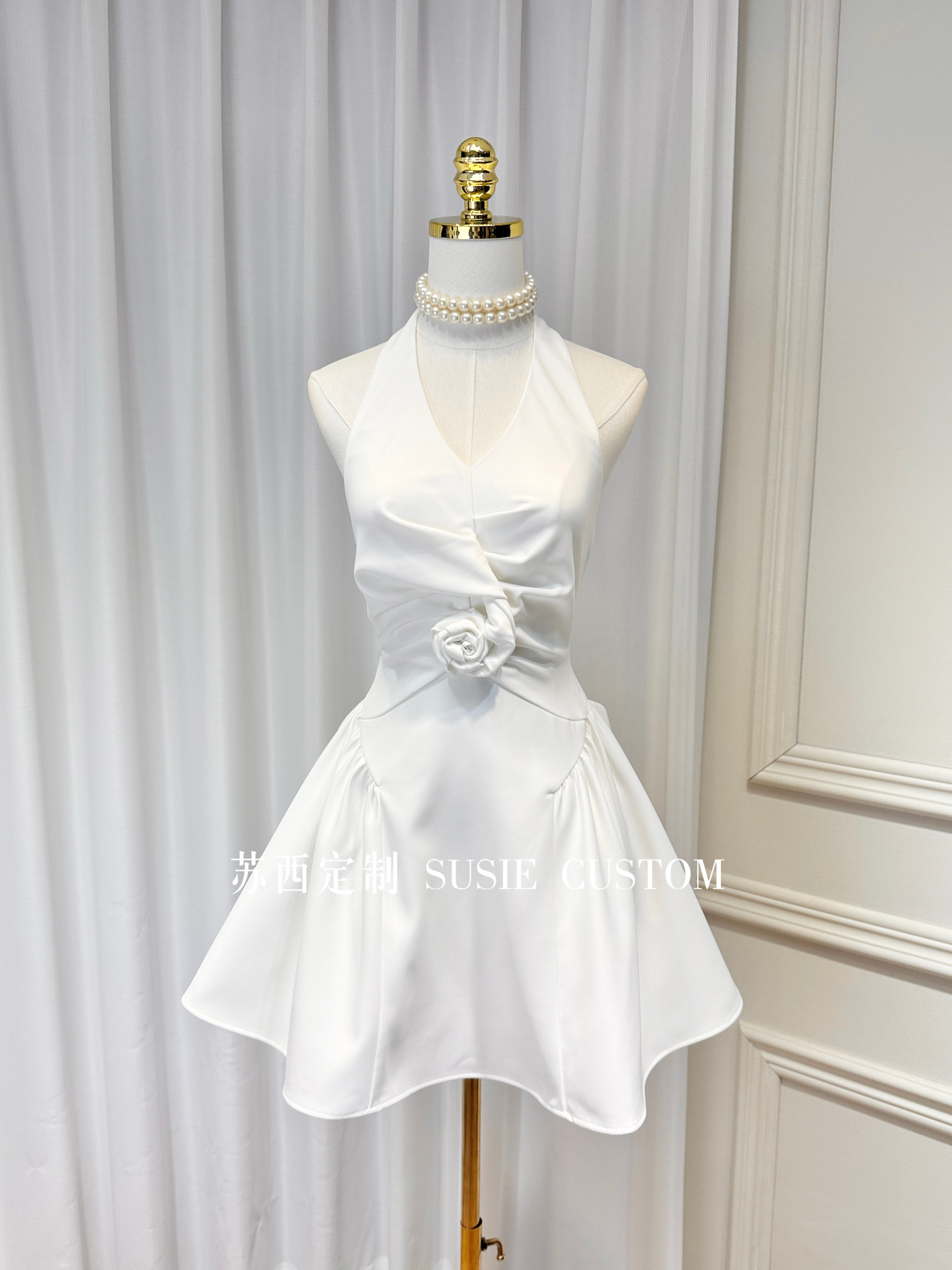 高定越南小众设计款初恋V领挂脖褶皱立体花朵收腰A摆连衣裙小白裙