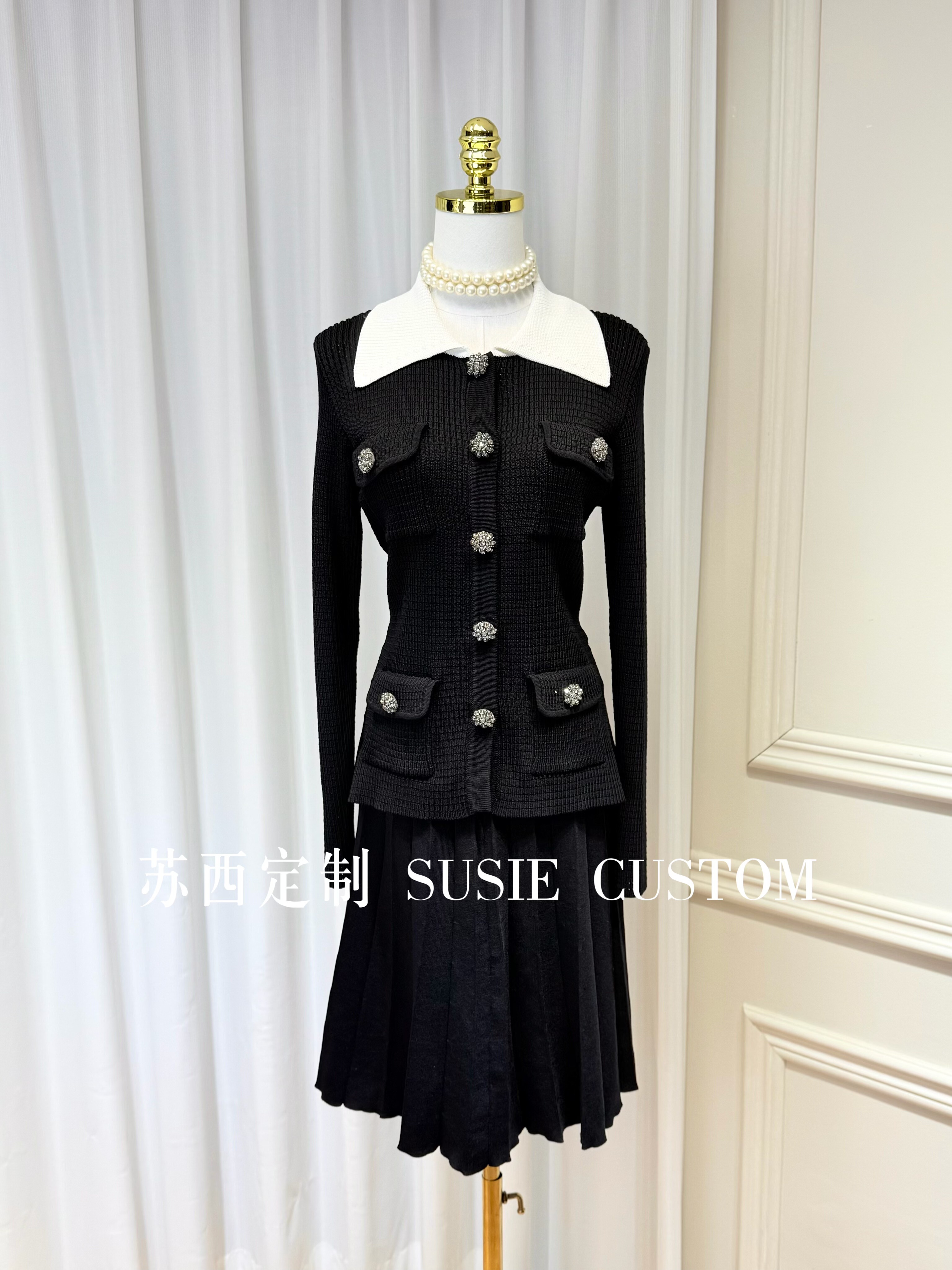 高定小众设计款黑白撞色小翻领珠钻扣拼接百褶修身针织连衣裙显瘦