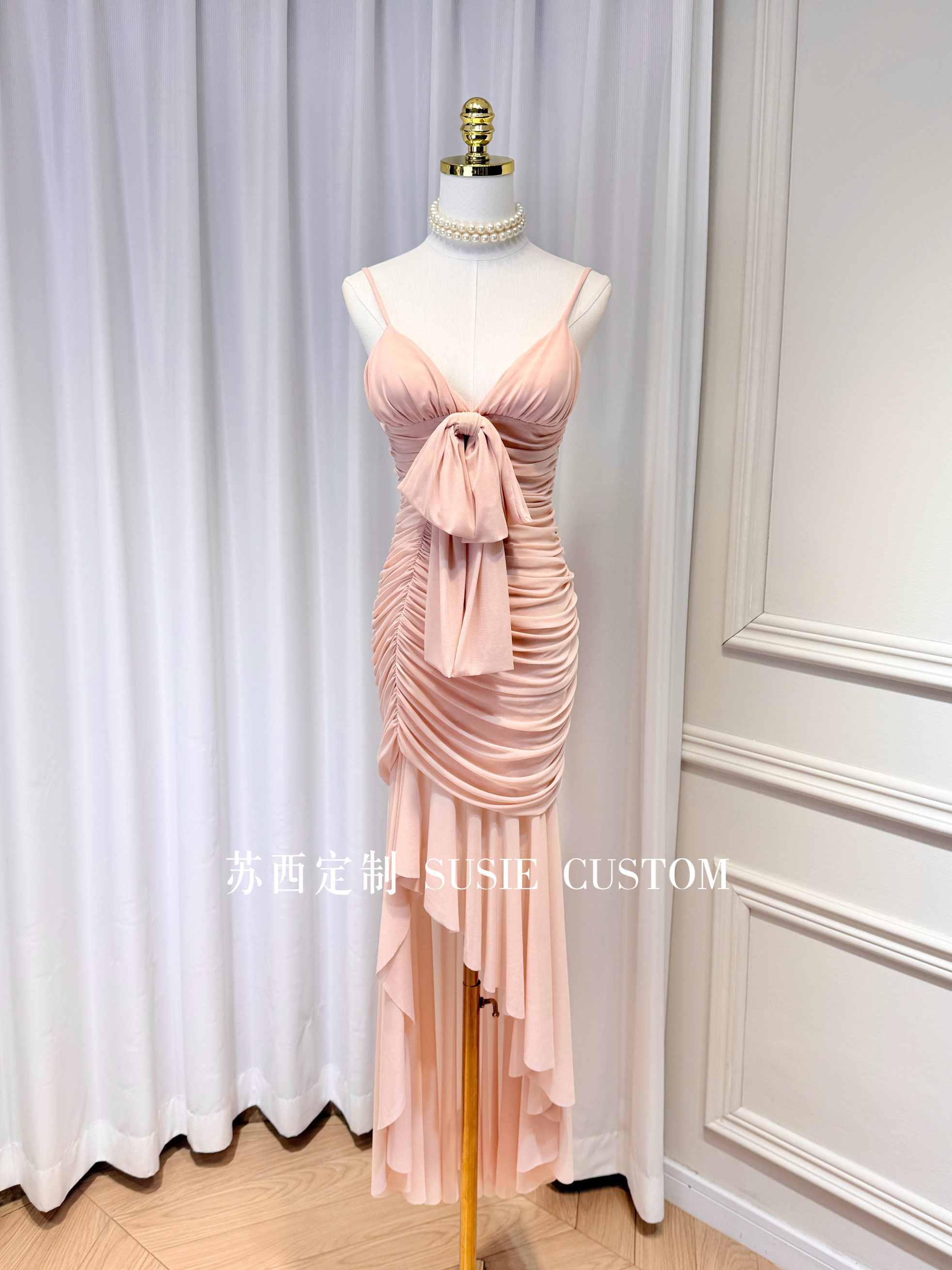 设计款浪漫褶皱弹力软纱深V胸垫蝴蝶结修身包臀吊带鱼尾度假长裙