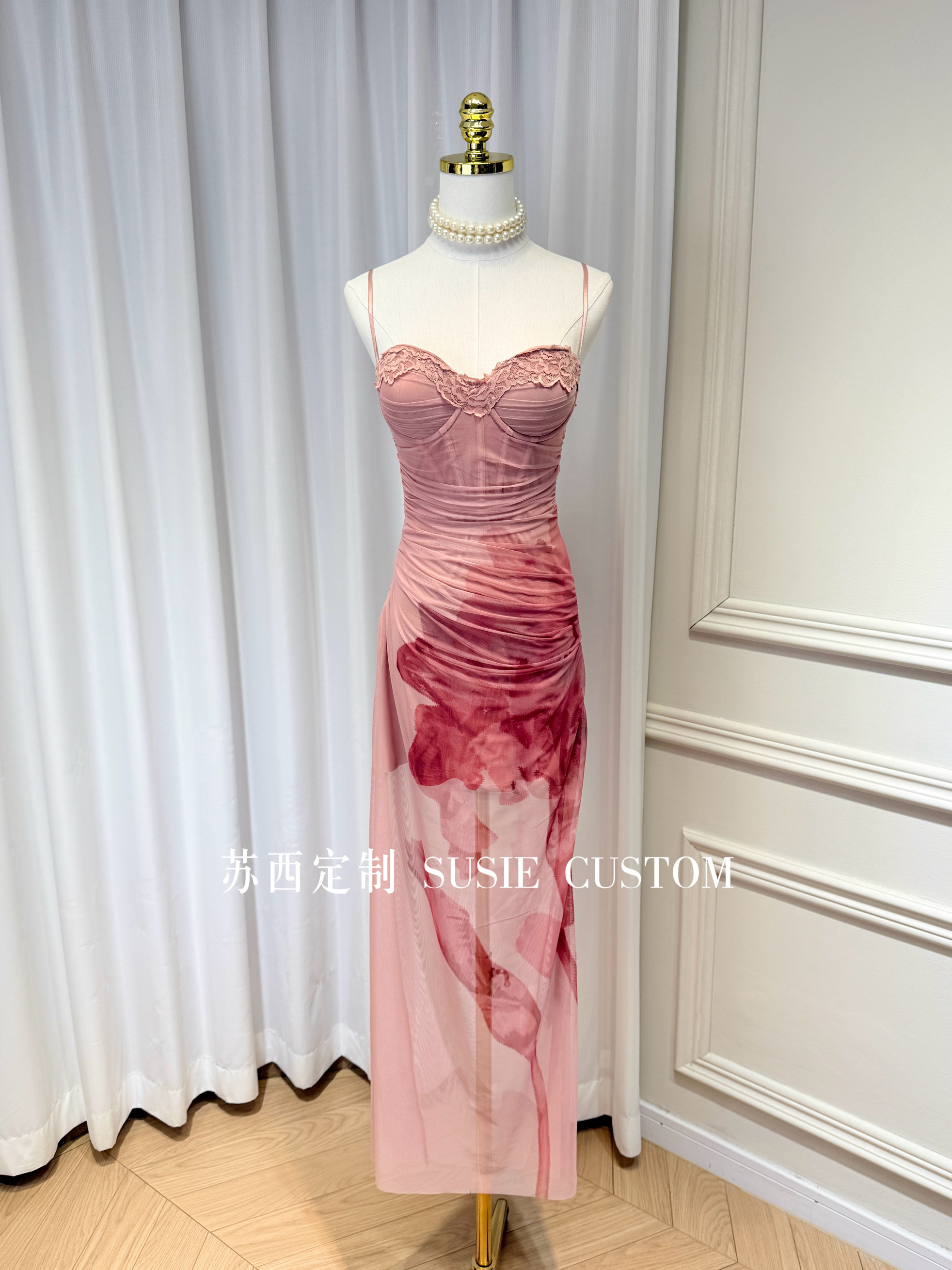 设计款纯欲风显身材带胸垫蕾丝边鱼骨收腰定位印花软纱吊带长裙