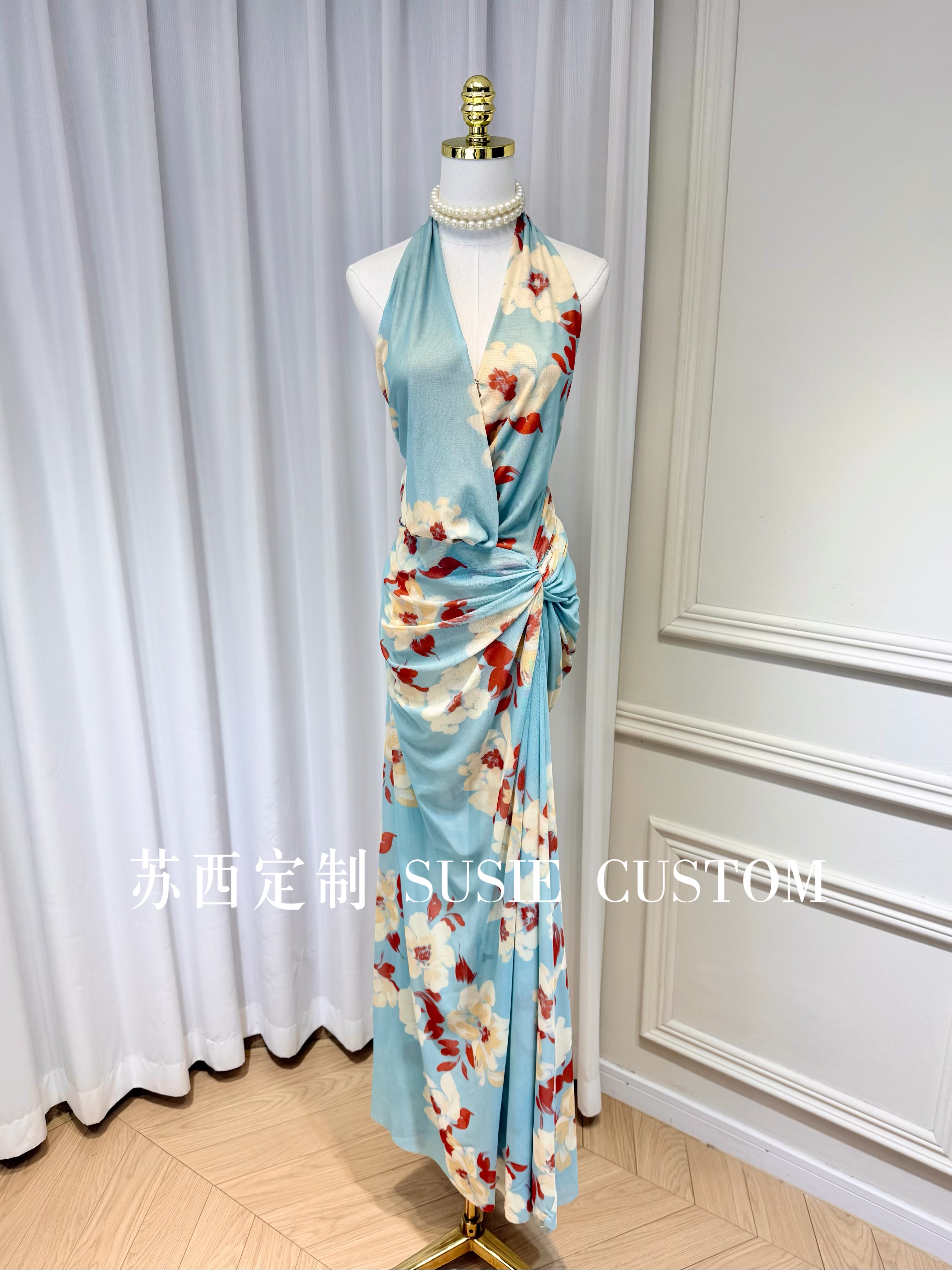 高定显身材复古V领挂脖软纱印花褶皱收腰包臀大露背度假开叉长裙