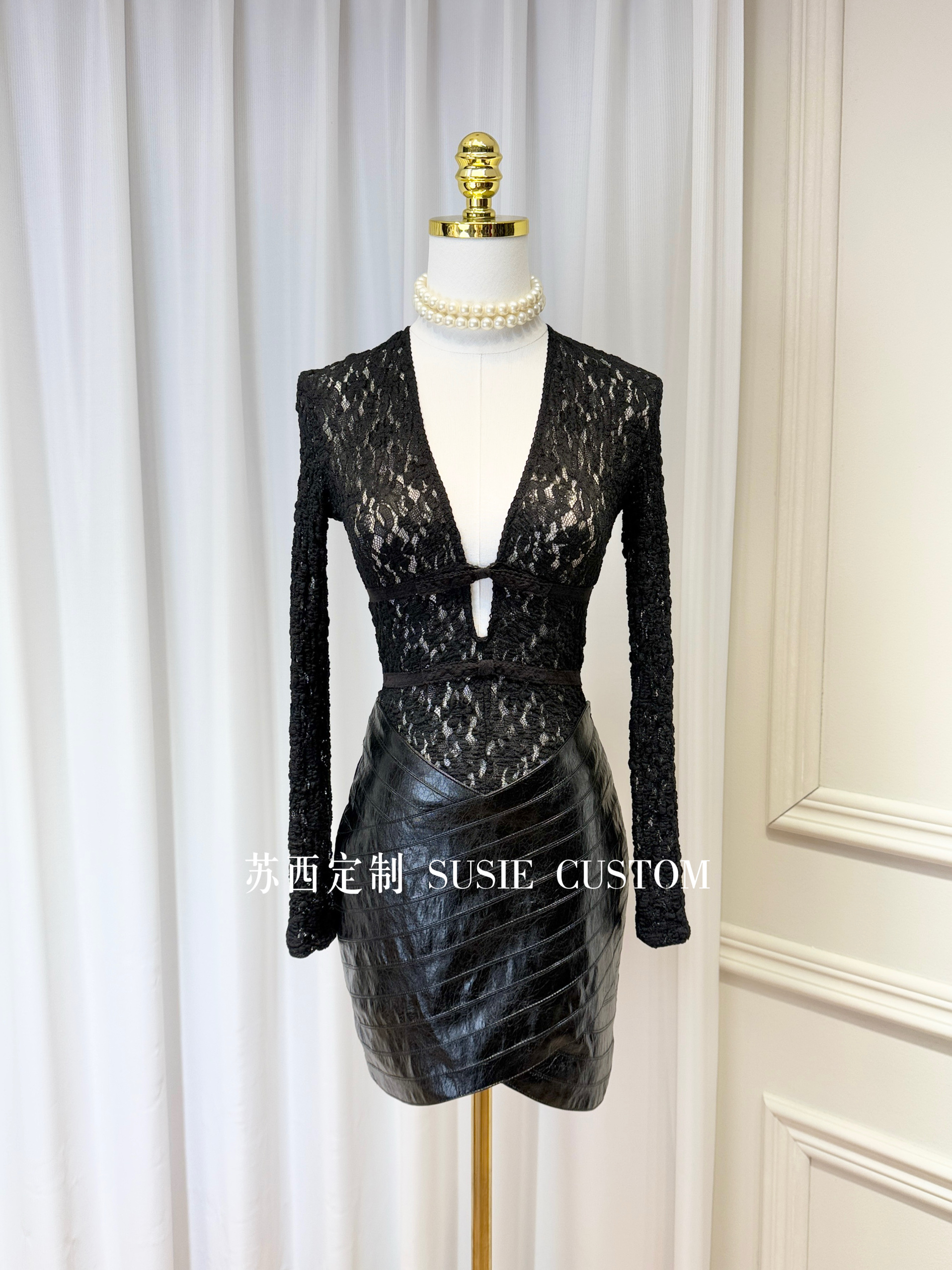 显身材小性感深V领蝴蝶结微透蕾丝紧身上衣不规则缝接条纹皮裙