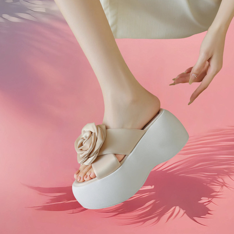 时尚花朵厚底外穿凉拖鞋女2026夏天新款不累脚松糕坡跟小众一字拖